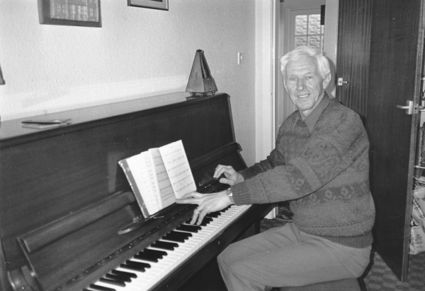 St Martin&#039;s Parish Church organist Peter Middleton retires - January 1995