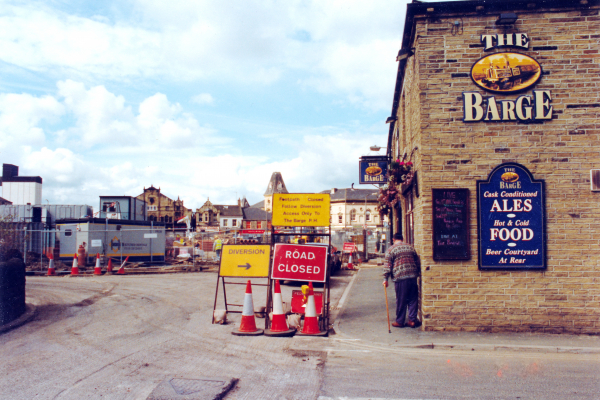 Mill Lane closed off outside the Barge Pub during Sainsbury&#039;s Supermarket construction - diversion along Phoenix Street - 28 August 1998